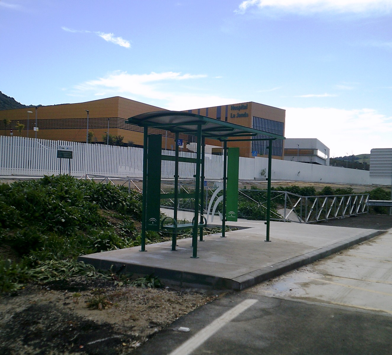 Puesta en marcha de la nueva parada de autobús junto al Hospital La Janda, en Vejer, a partir del miércoles 27 de marzo.
