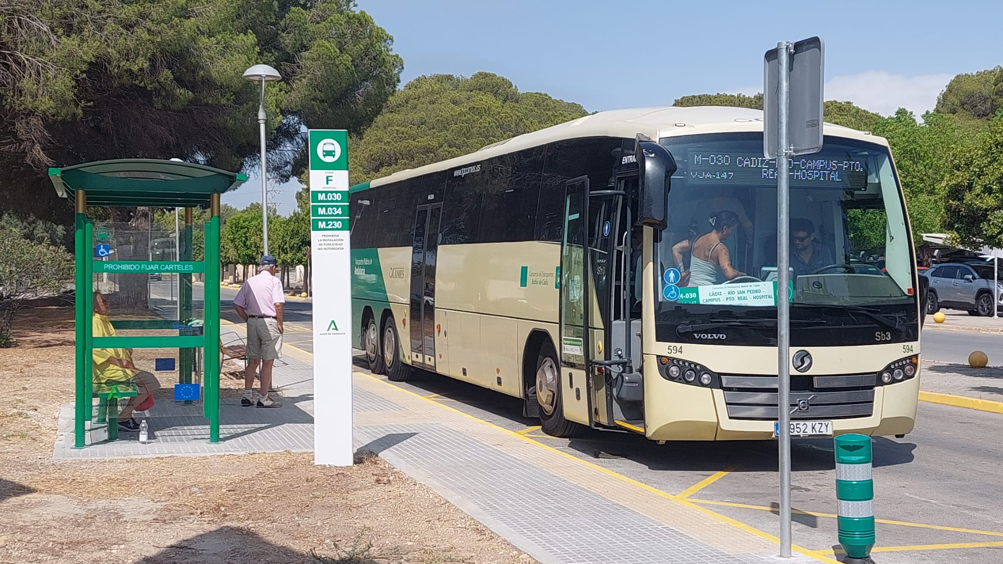 Finalizadas las obras de la nueva parada de autobus metropolitano en el Hospital Universitario de Puerto Real 